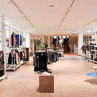Herrenbekleidungsabteilung in einem Kaufhaus